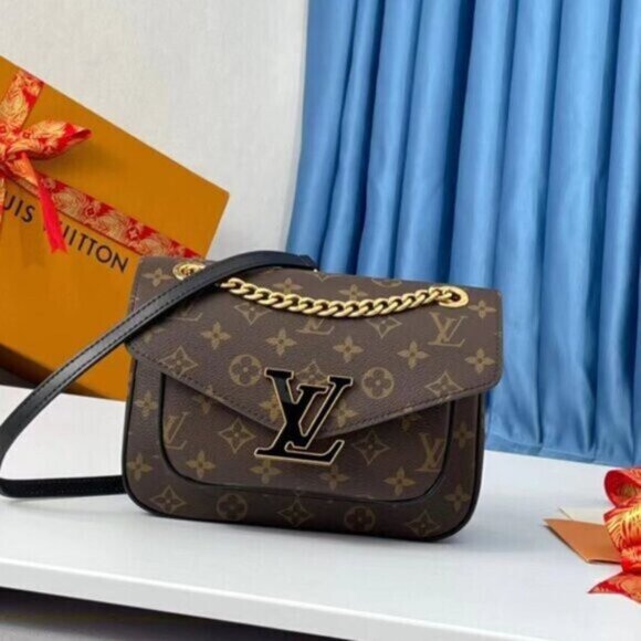 Louis Vuitton adjustable shoulder strap messenger bag Messenger shoulder bag
